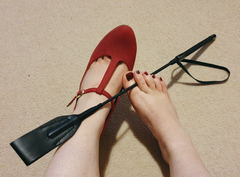 MistressHela red shoe crop feet